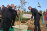 ראש ממשלת סרביה נוטע את עץ הזית בחורשת האומות