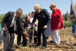 נשיאת ליטא נוטעת את העץ