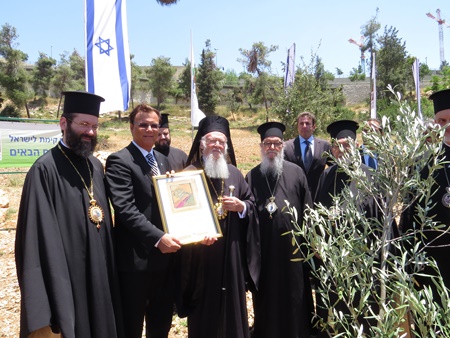 יור קקל מעניק את תעודת הנטיעה לפטריארך ולחברי פמלייתו