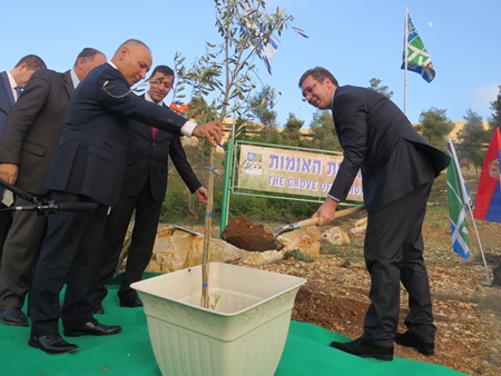 ראש ממשלת סרביה נוטע את עץ הזית בחורשת האומות