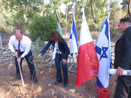 ראש ממשלת מלטה ורעייתו מקבלים את תעודת נטיעת העץ מאנדי מייקלסון מקקל.